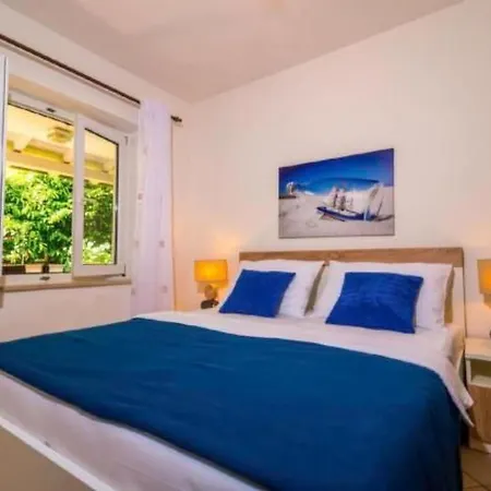 In Mit Terrasse Und Garte By Interhome Apartmán Pjescana Uvala