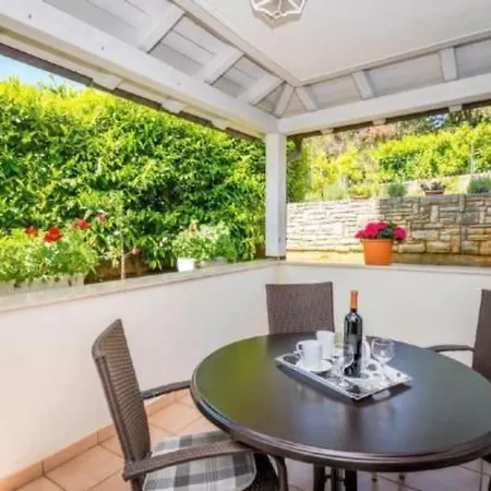 In Mit Terrasse Und Garte By Interhome Apartmán