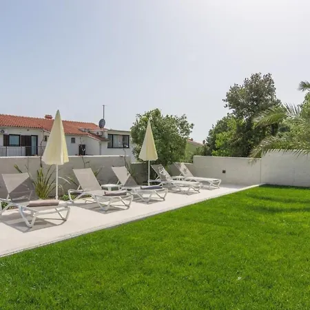 Apartmán In Mit Terrasse Und Garte By Interhome Pjescana Uvala