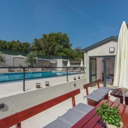 Apartmán In Mit Terrasse Und Garte By Interhome Pjescana Uvala